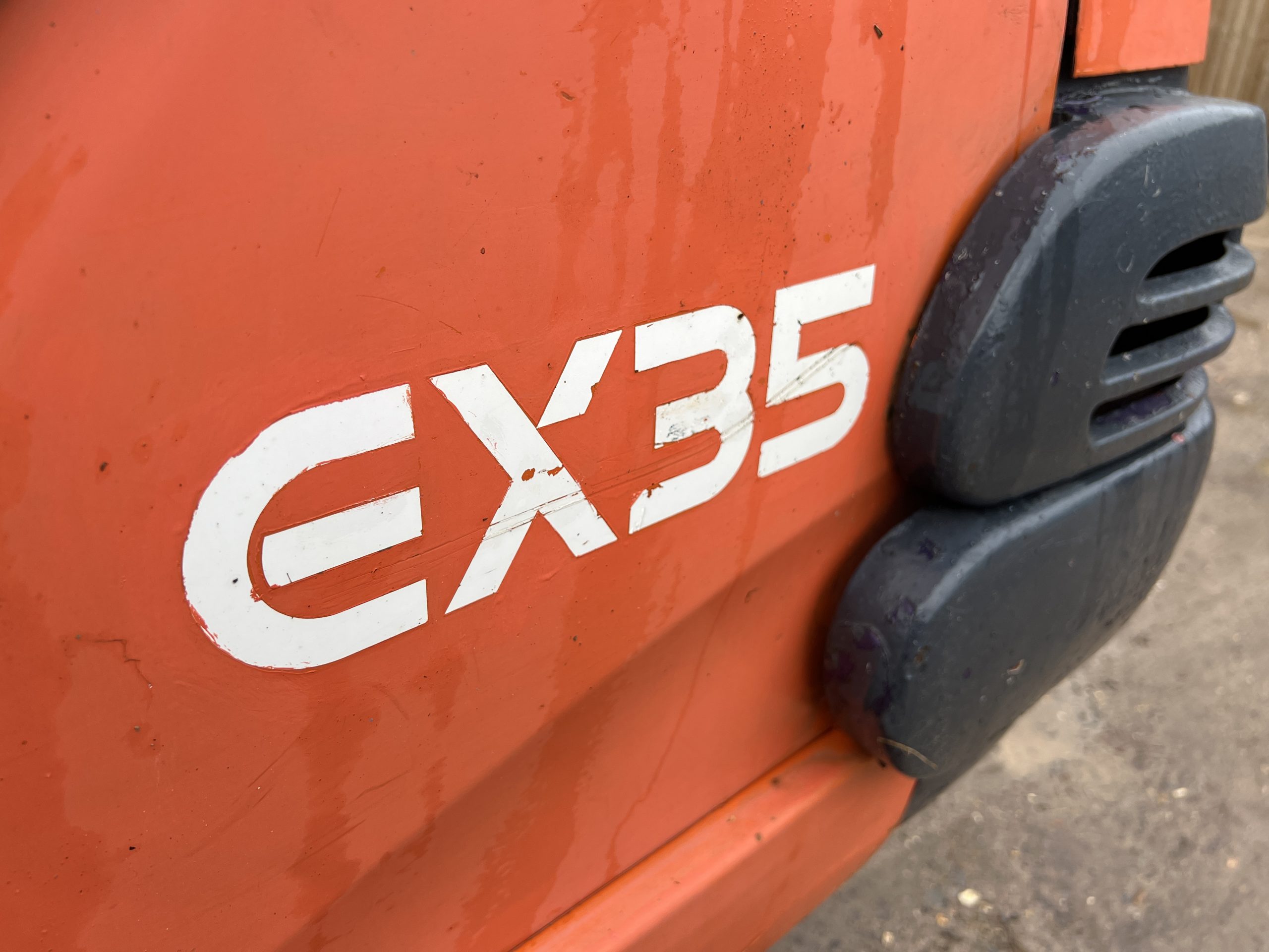 HITACHI EX35-2 MINI DIGGER 2001 - used plant for sale at J Hawes Ltd - view 8