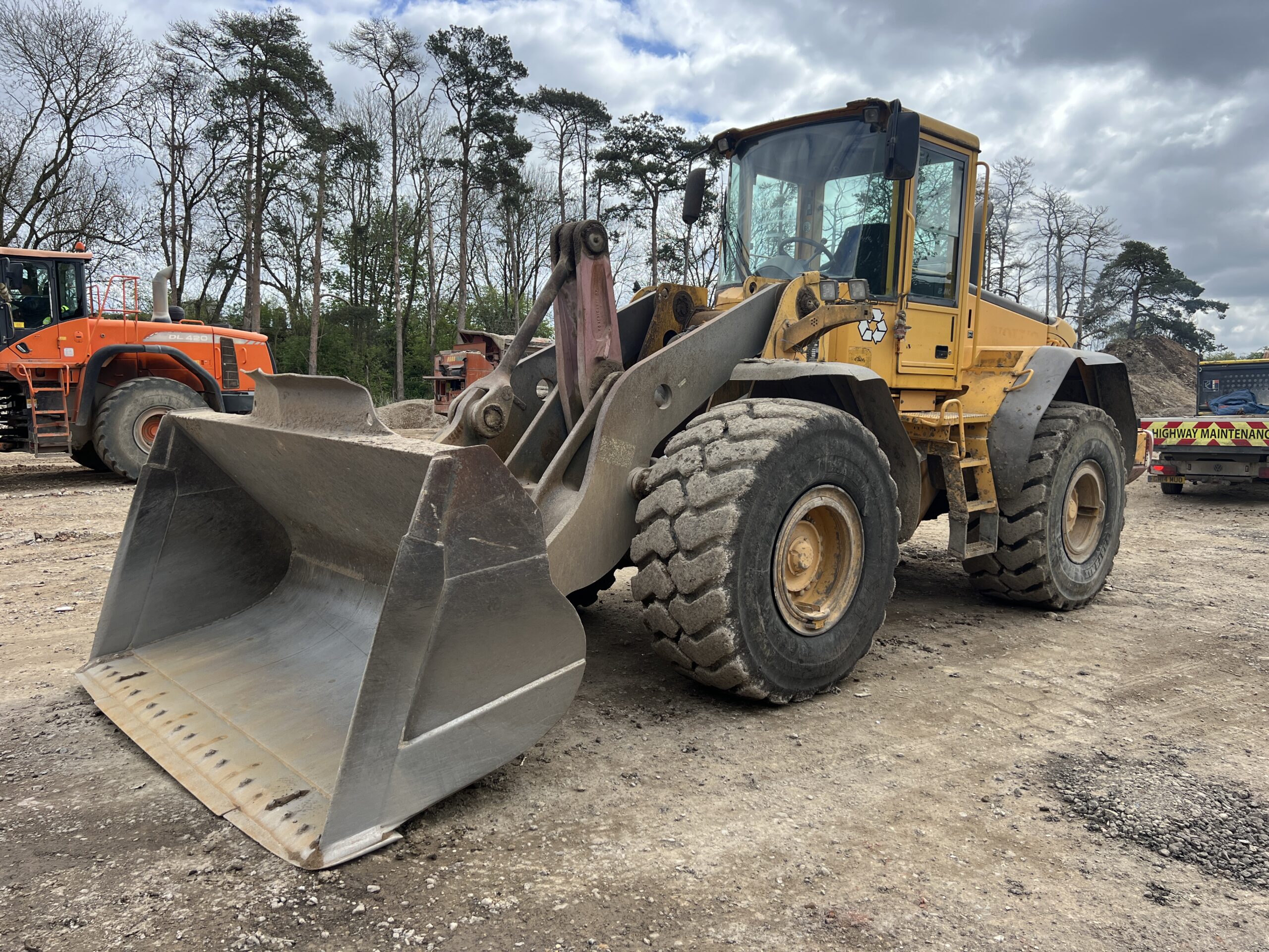 VOLVO L110E WHEELED LOADER 2003 - used plant for sale at J Hawes Ltd - view 3