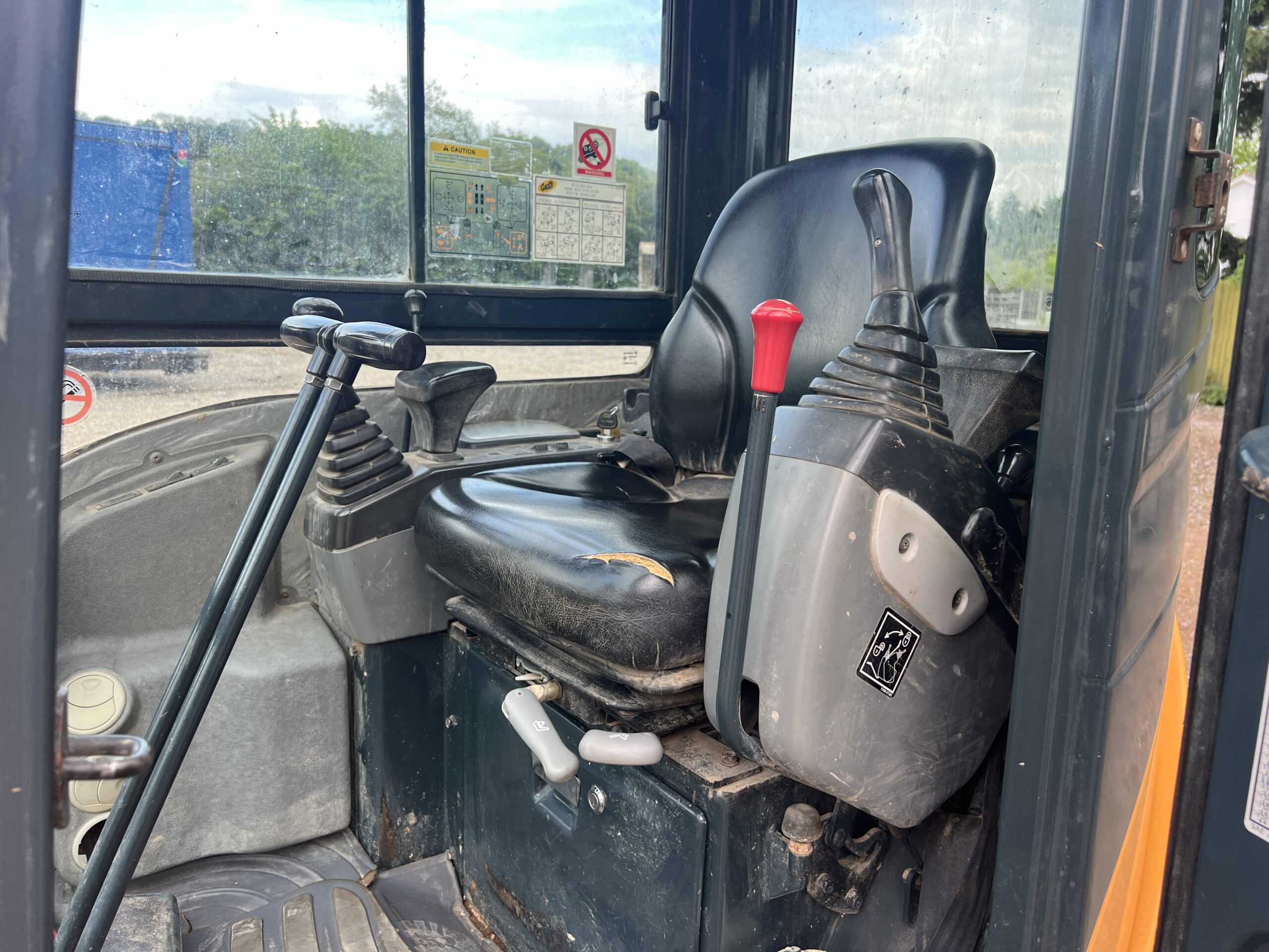 HYUNDAI 27Z-9 MINI DIGGER - used plant for sale at J Hawes Ltd - view 9